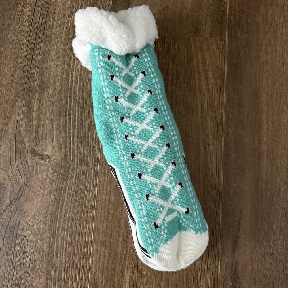 NWT Teal‎ And White Grip Bottom Sneaker Socks Fleece Lined One Size